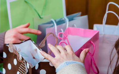 El secreto del primer impacto: Bolsas, papeles y etiquetas que hacen brillar tu negocio